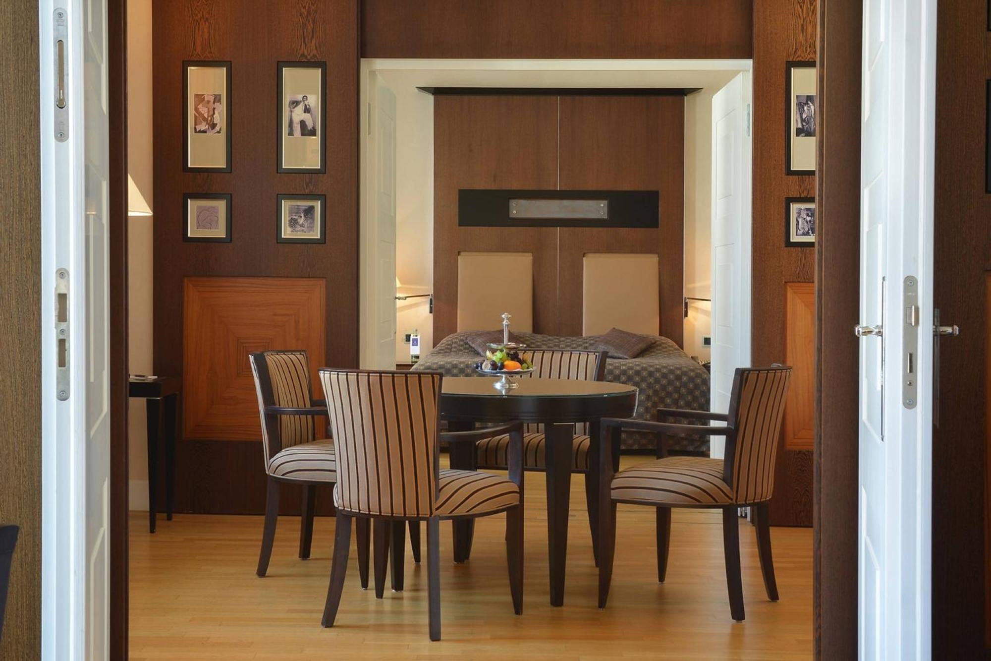 Hotel Elephant Weimar, Autograph Collection Exterior foto A suite at the hotel