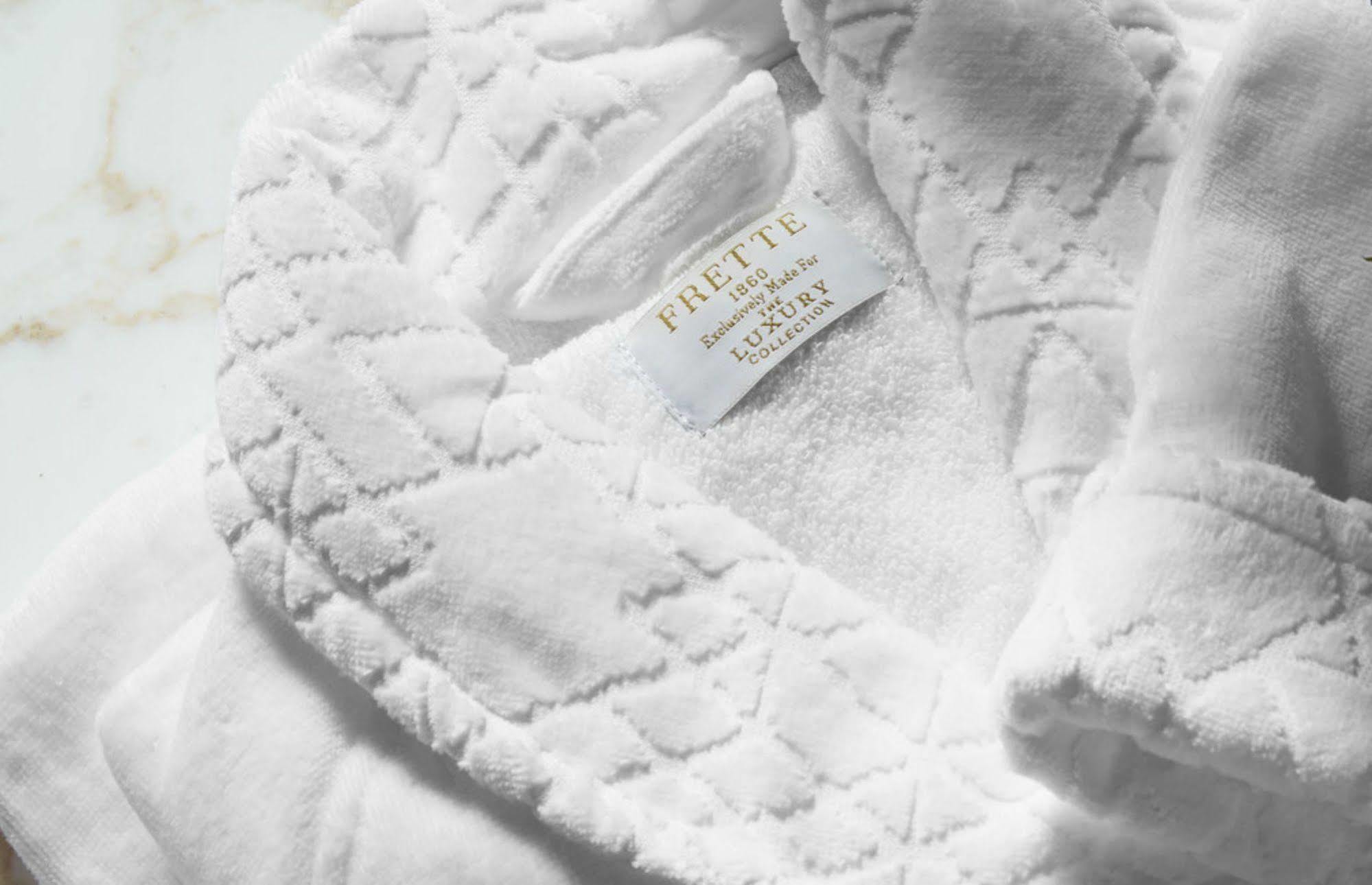 Hotel Elephant Weimar, Autograph Collection Exterior foto A bathrobe